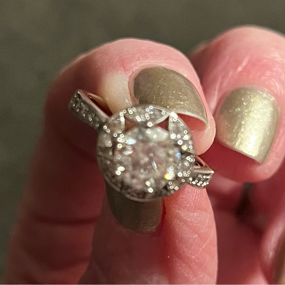 Elegant 1.2 ct Women's Ring with Moissanite Accents